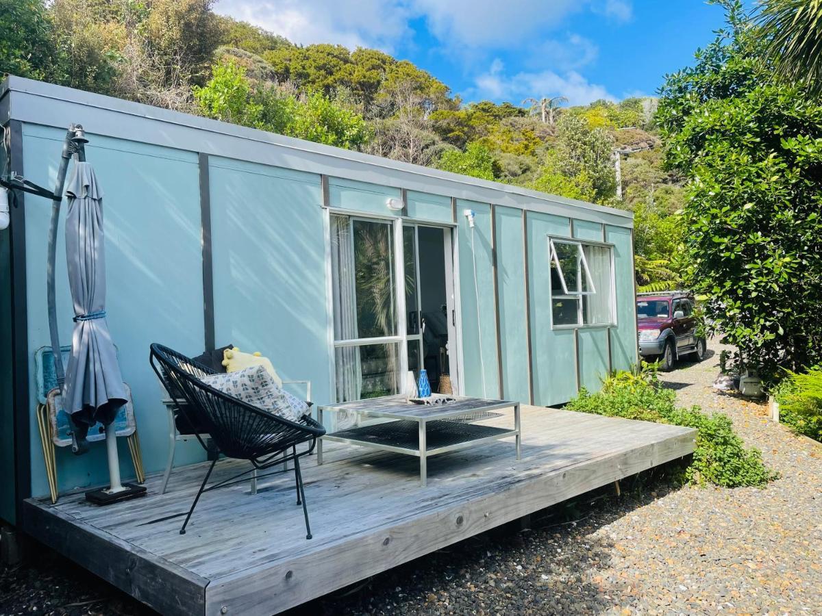 Matapouri Cabin By The Beach Hotel Exterior photo