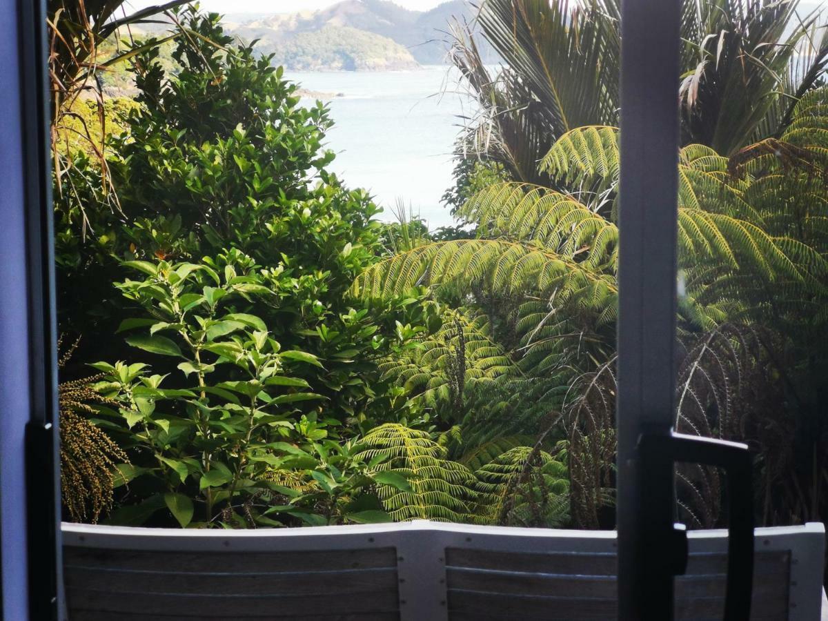 Matapouri Cabin By The Beach Hotel Exterior photo