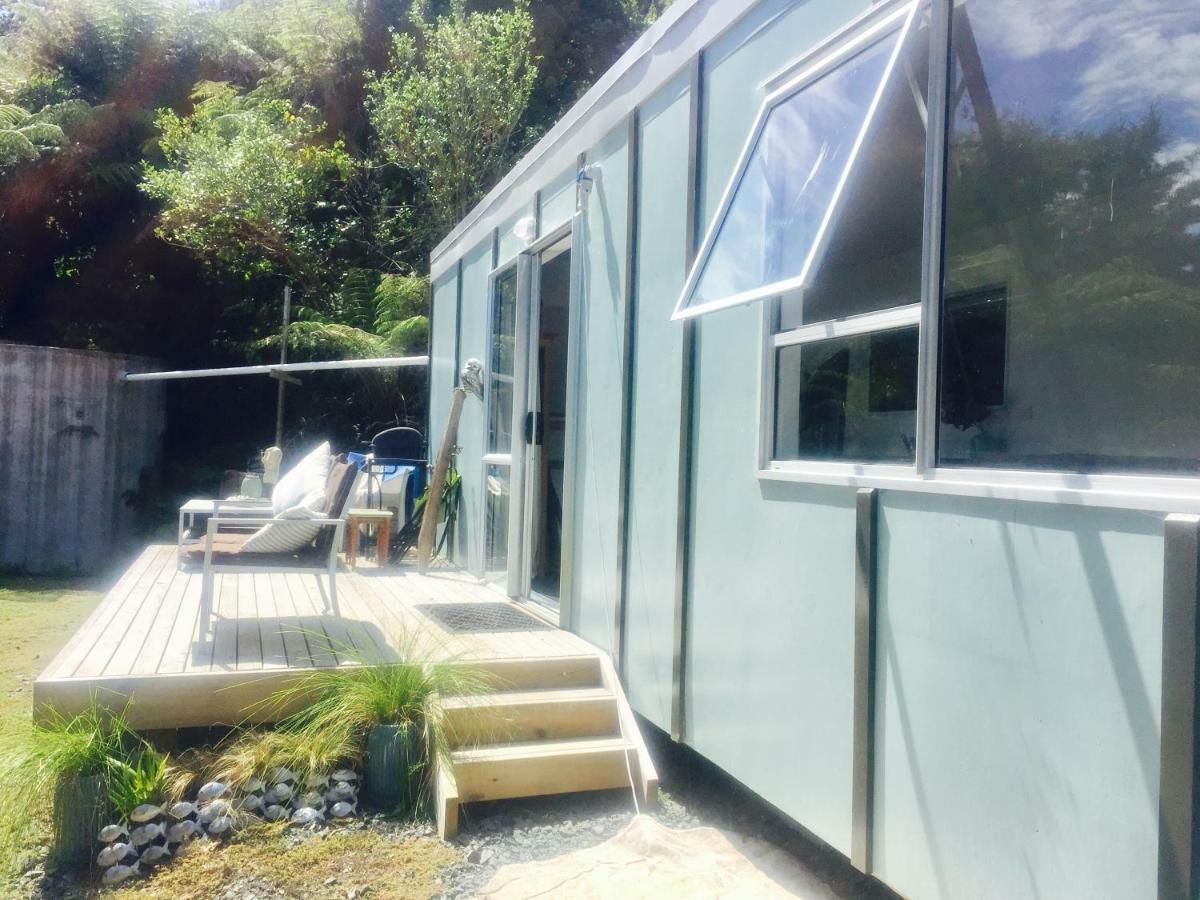 Matapouri Cabin By The Beach Hotel Exterior photo