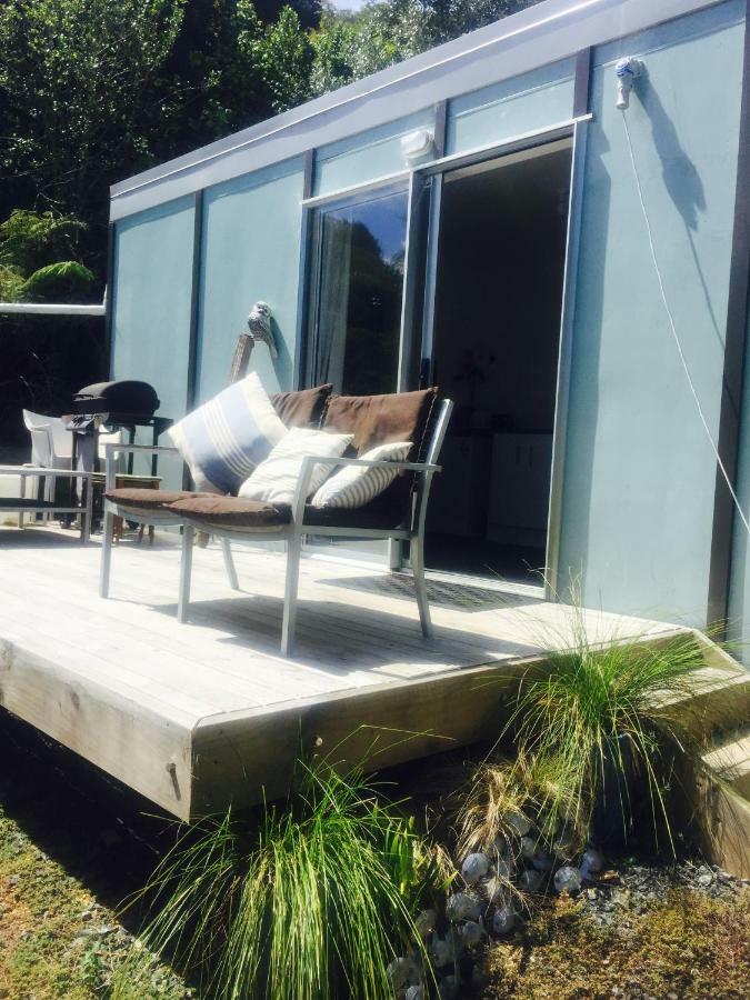 Matapouri Cabin By The Beach Hotel Exterior photo